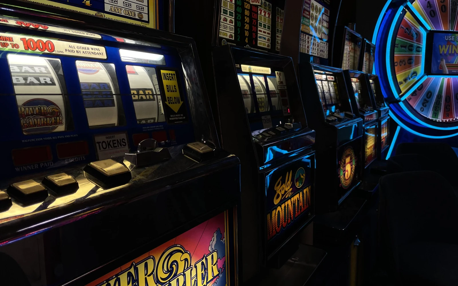 Antarmuka slot dengan reels besar dan elemen bonus pada layar